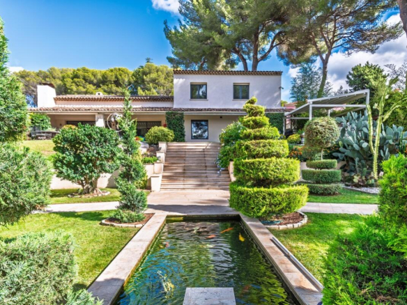 Villa with garden and swimming pool in Biot, French Riviera, surrounded by greenery.