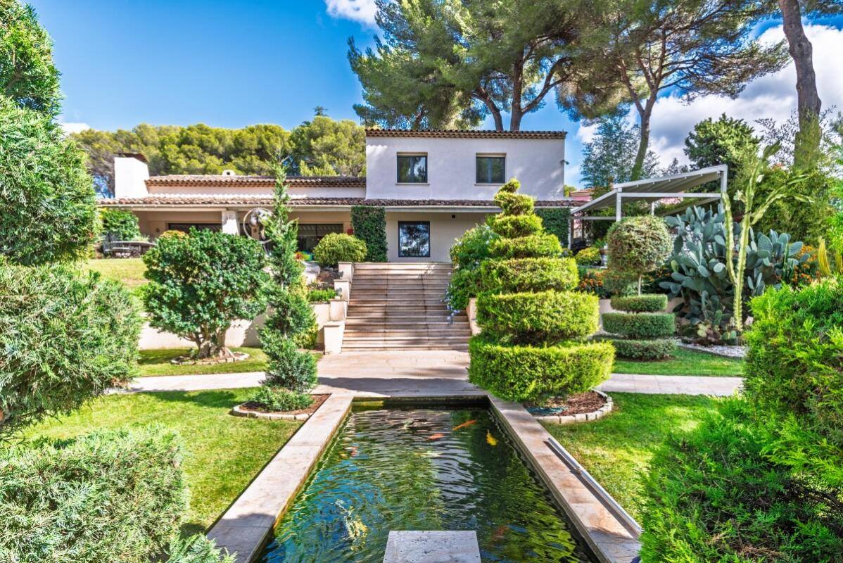 Villa in Biot Villa with garden and swimming pool in Biot, French Riviera, surrounded by greenery.