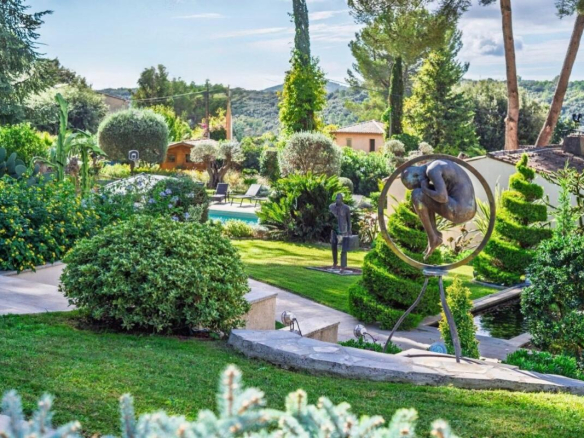 Landscaped garden with sculptures and swimming pool, villa in Biot.