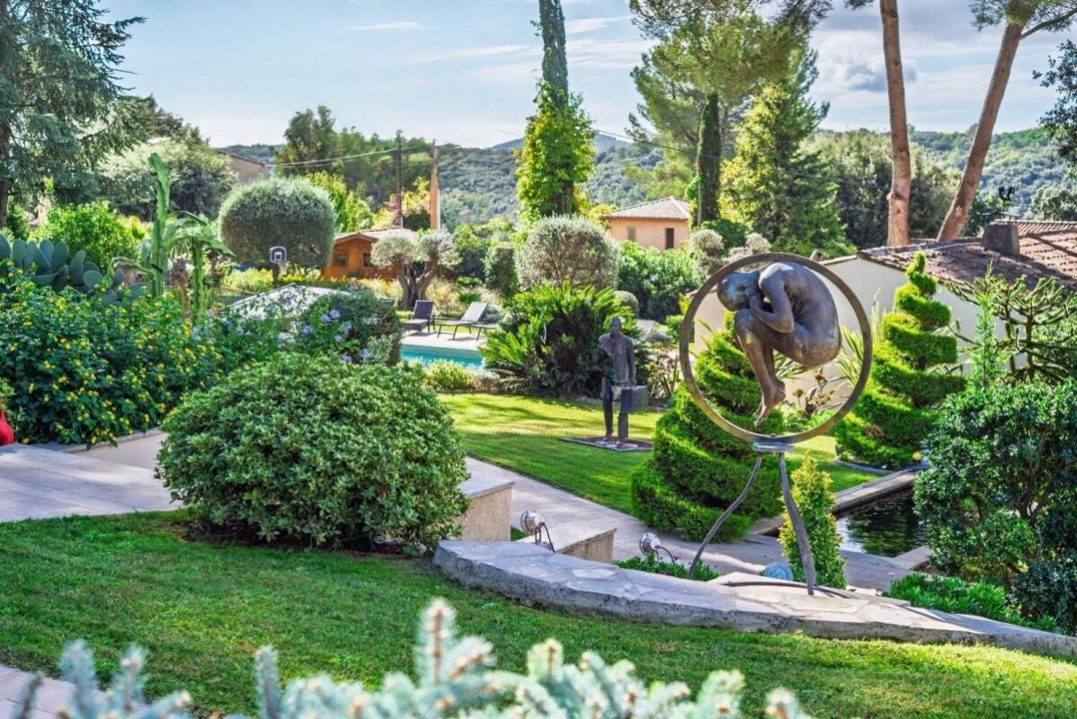 Villa garden in Biot Landscaped garden with sculptures and swimming pool, villa in Biot.