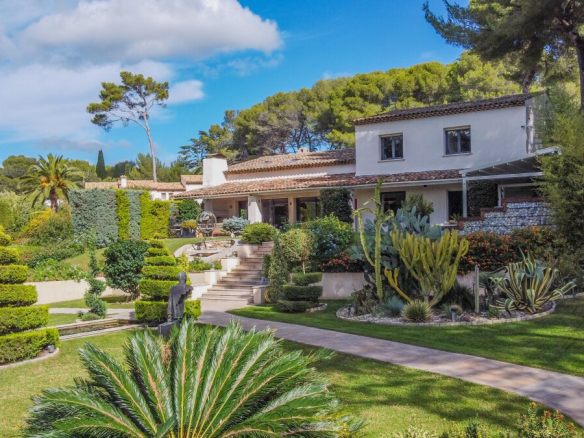 Villa with landscaped garden and garage in Biot, French Riviera.