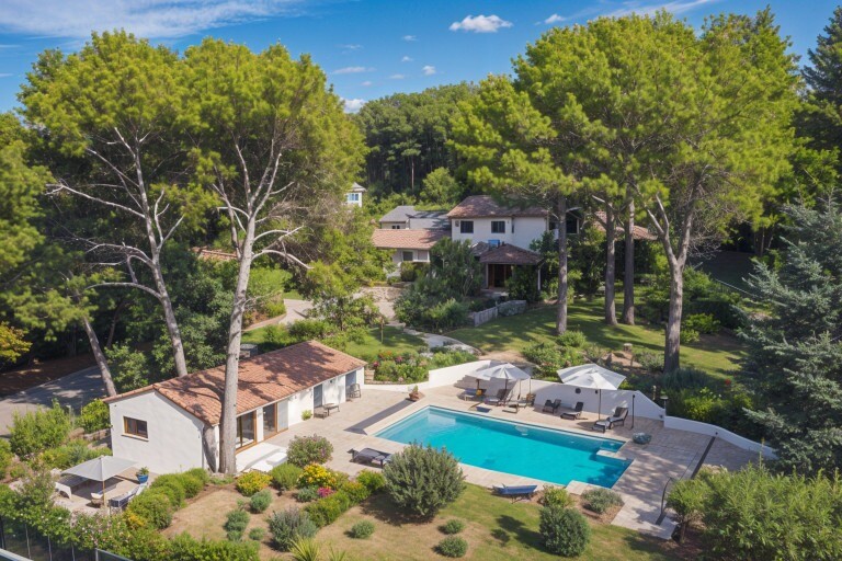 Villa with swimming pool and guest house in Biot Aerial view of a villa with swimming pool, guest house and garage, surrounded by trees in Biot.