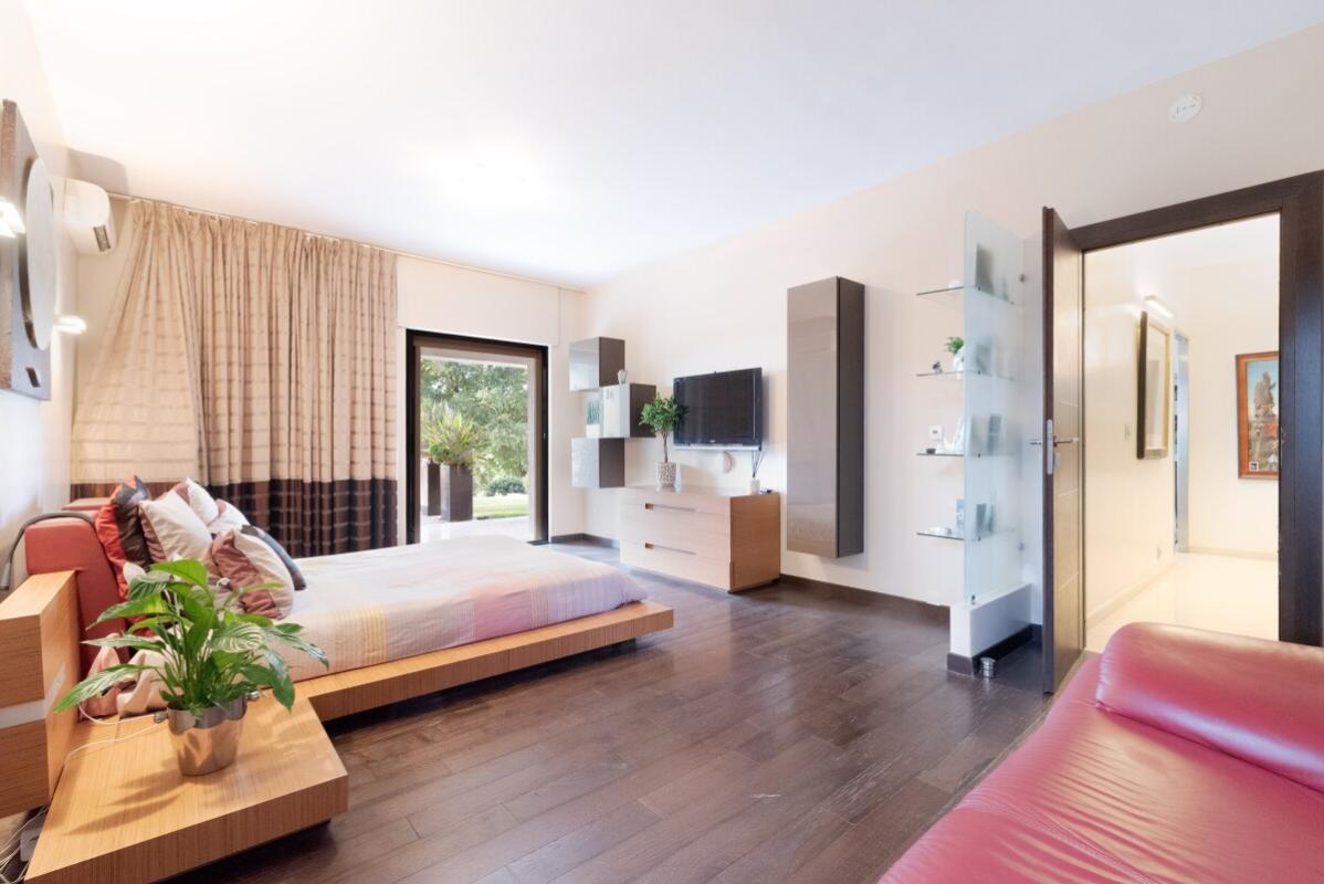 Villa room in Biot Modern room with bed, television and access to the outside in a villa in Biot.