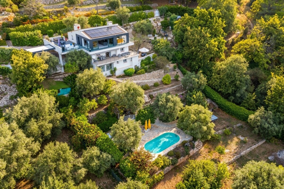 Villa à Gattières avec piscine Vue aérienne d'une villa à Gattières avec piscine et terrain paysager.