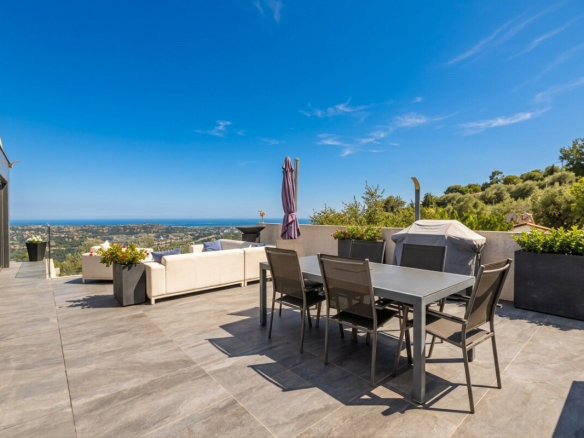 Terrasse avec vue panoramique sur la mer et les montagnes à Gattières, mobilier moderne.