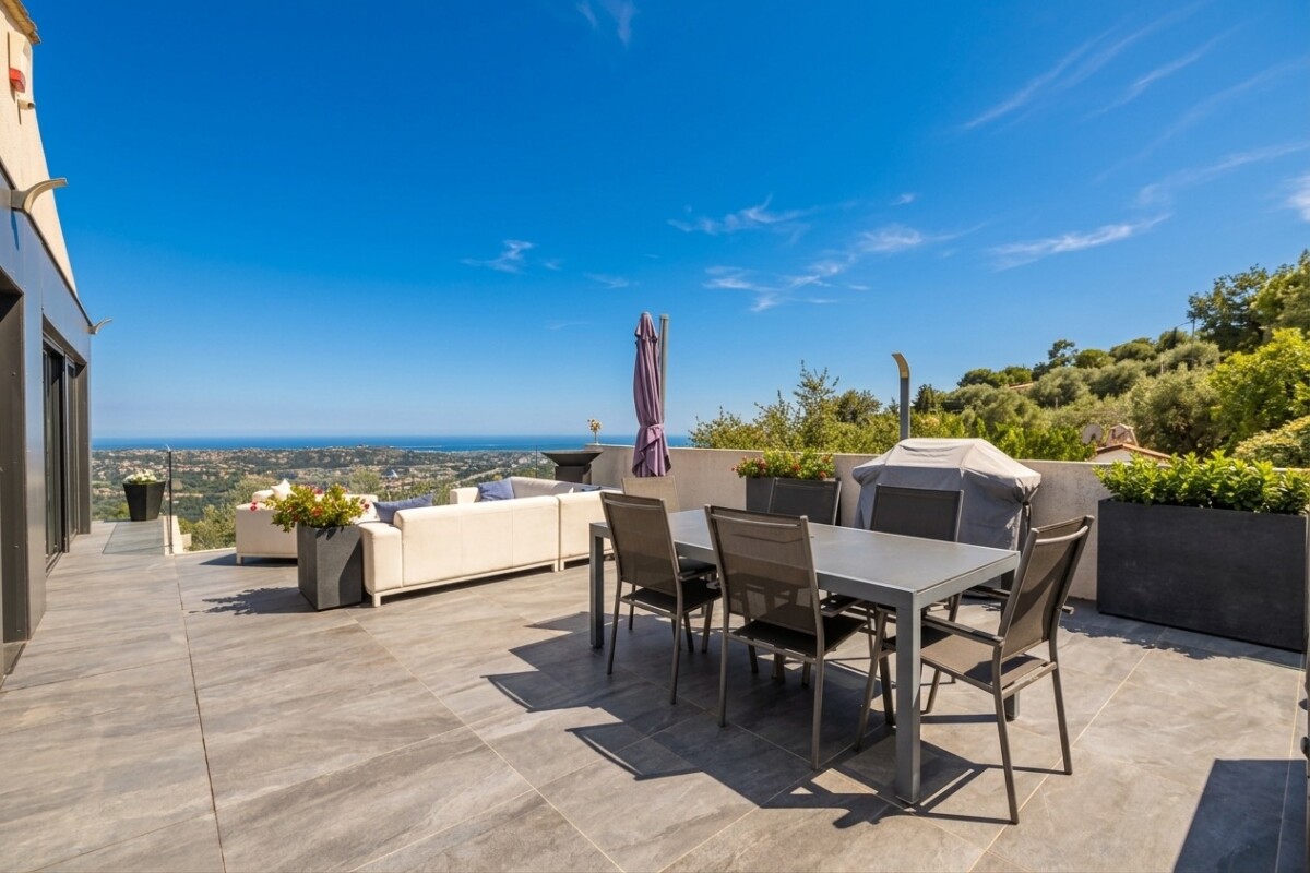 Terrasse avec vue à Gattières Terrasse avec vue panoramique sur la mer et les montagnes à Gattières, mobilier moderne.