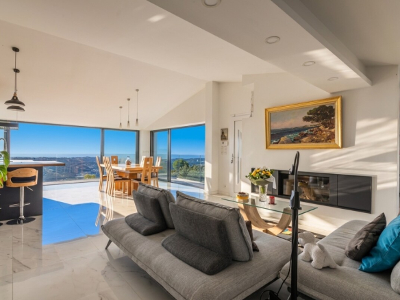 Intérieur moderne d'une villa à Gattières avec vue sur la mer et les montagnes.