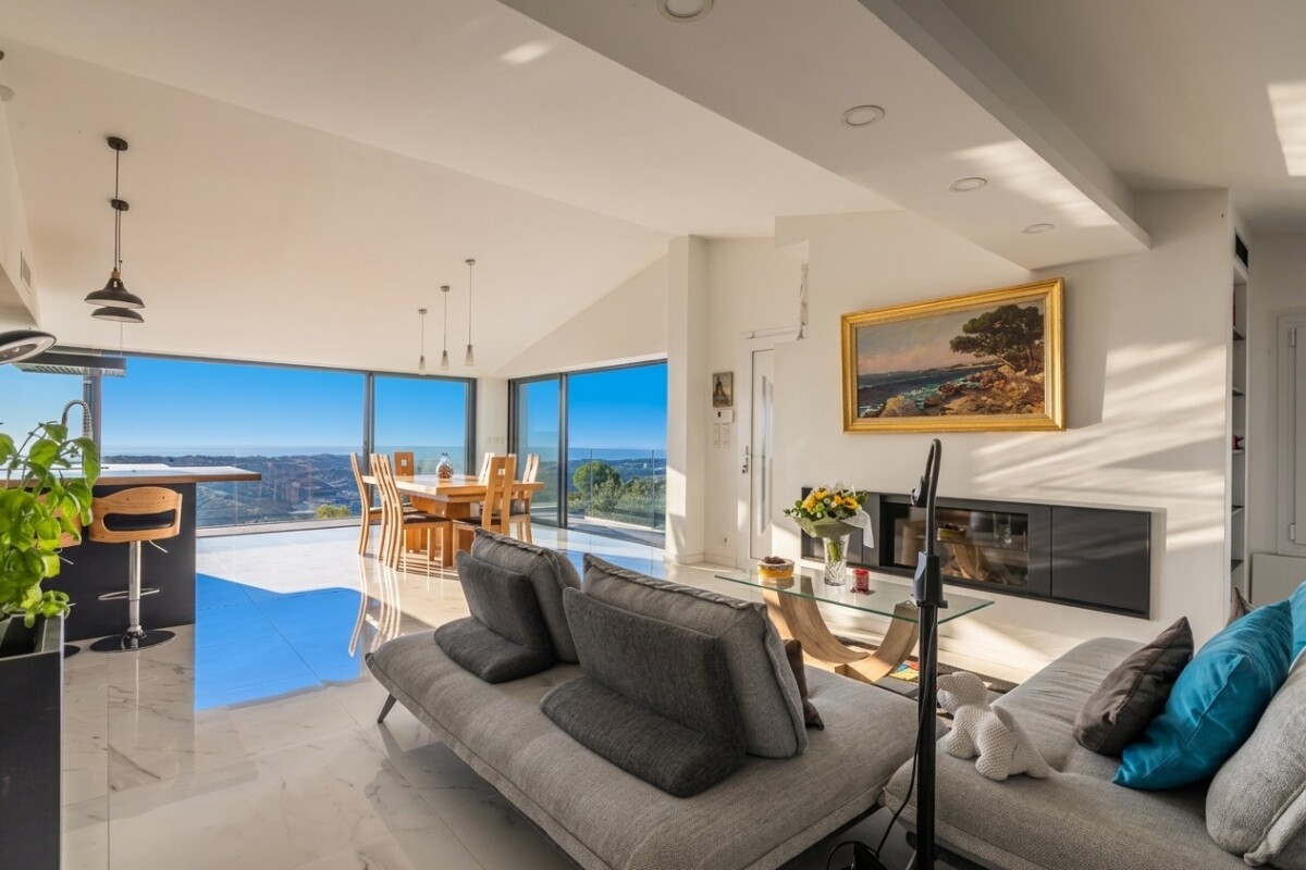 Intérieur d’une villa à Gattières Intérieur moderne d'une villa à Gattières avec vue sur la mer et les montagnes.