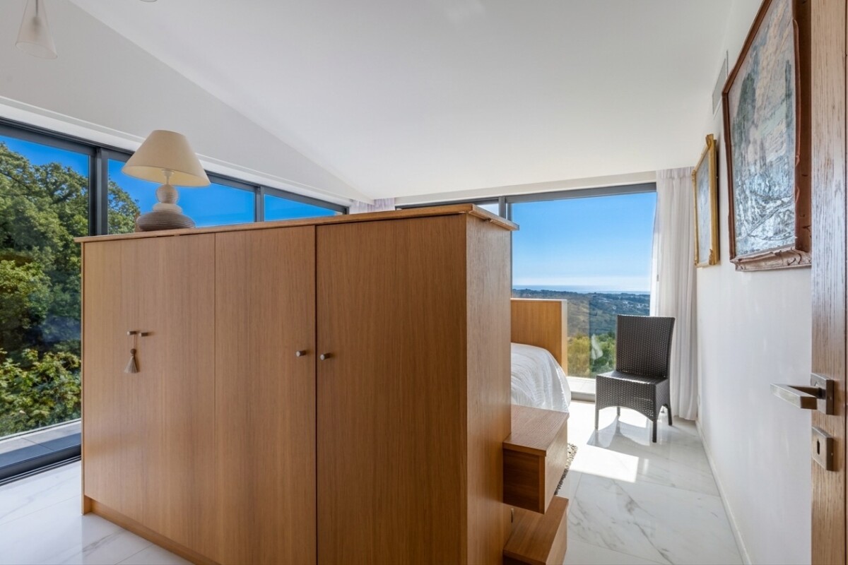 Chambre avec vue à Gattières Chambre avec vue panoramique sur la mer et les montagnes à Gattières, mobilier en bois clair.