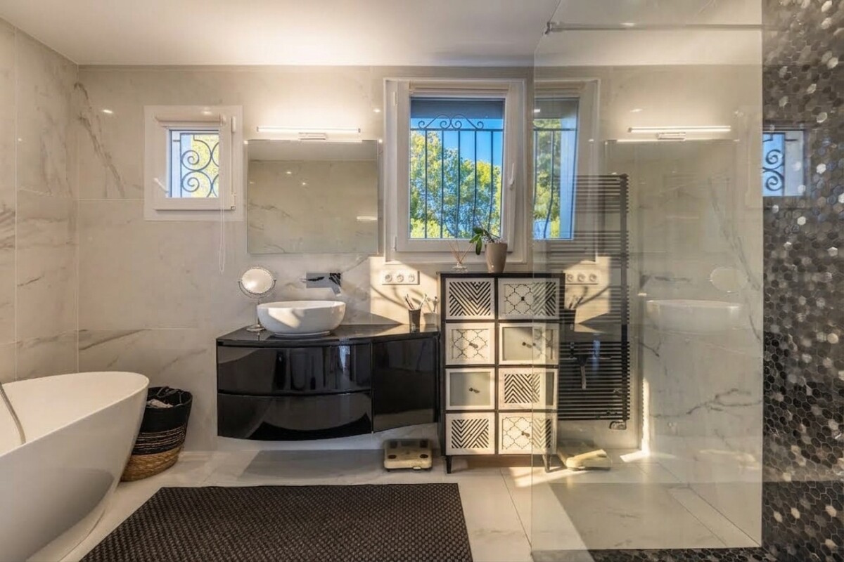 Salle de bain contemporaine Salle de bain moderne avec baignoire, lavabo et douche, décorée de carrelage en marbre.