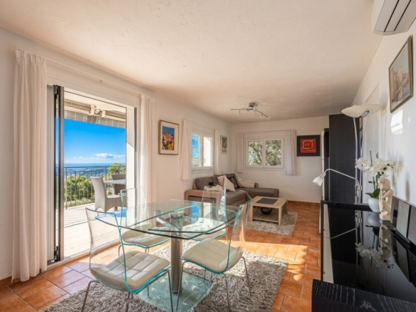 Intérieur d'une villa à Gattières avec vue sur la mer, salon lumineux et mobilier moderne.