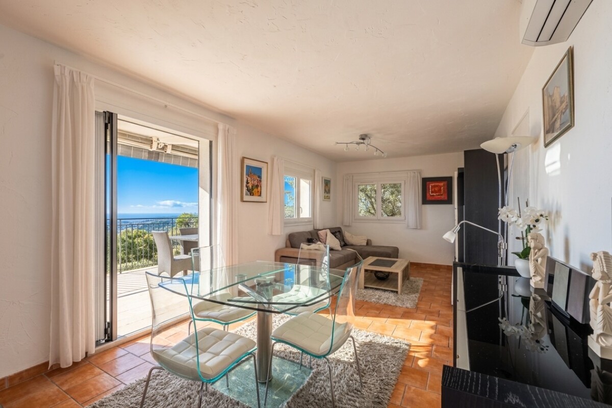 Intérieur de la villa à Gattières Intérieur d'une villa à Gattières avec vue sur la mer, salon lumineux et mobilier moderne.