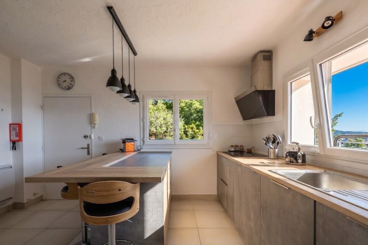 Cuisine de la villa à Gattières Cuisine moderne et lumineuse avec un îlot central, vue sur la mer à Gattières.