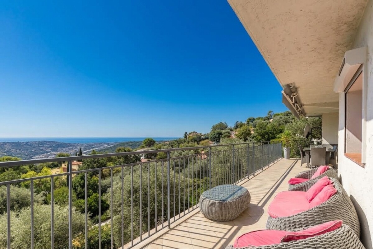 Terrasse avec vue à Gattières Terrasse avec vue panoramique sur la mer et les montagnes à Gattières, avec des fauteuils confortables.