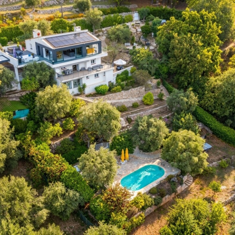 Luxury real estate photo | Charming Properties