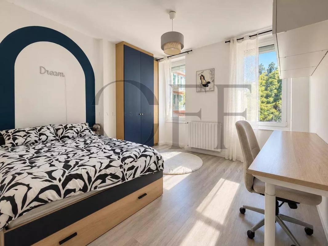 Room in a townhouse in Marseille 7th arrondissement Room with double bed and desk in a townhouse in Marseille 7th arrondissement.