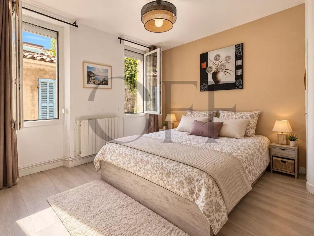 Townhouse room in Marseille Room in a townhouse in Marseille, with a double bed and open windows.