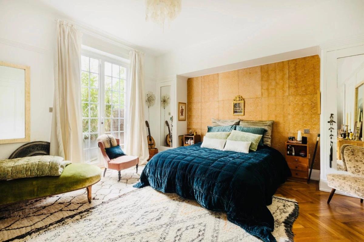 Chambre de duplex à Strasbourg Chambre d'un duplex à Strasbourg avec lit, fauteuils et accès à un jardin.
