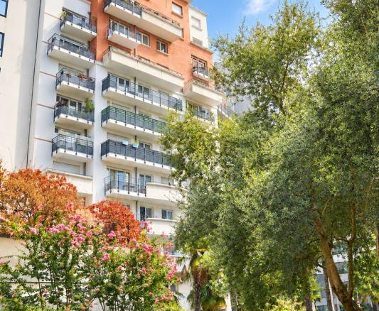 Immeuble moderne à Montrouge avec jardin et terrasses, en copropriété de 2001.