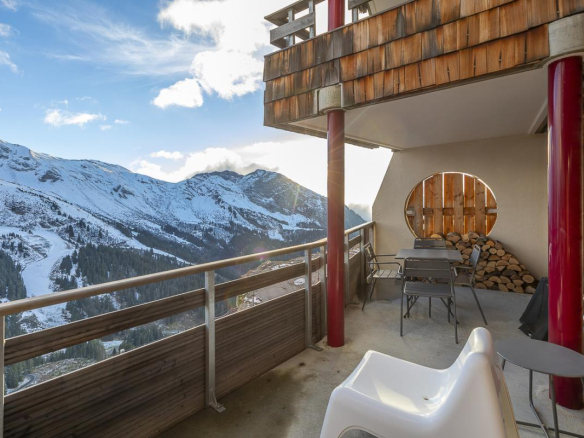 Balcon d'un duplex avec vue sur les montagnes enneigées à Avoriaz.