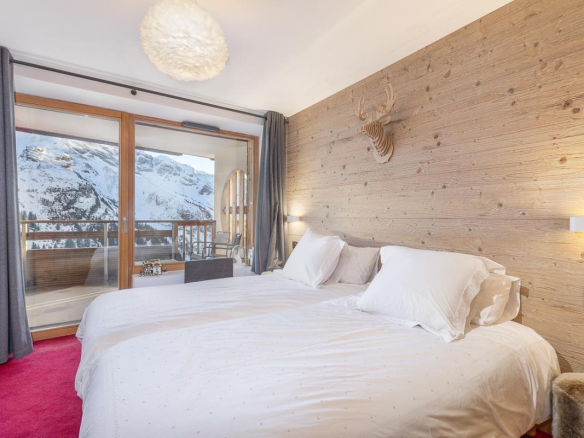 Chambre d'un duplex avec lit double et vue sur la montagne à Avoriaz.