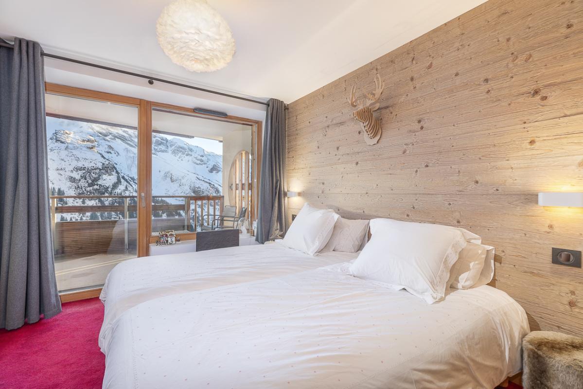 Chambre du duplex au Kouria Chambre d'un duplex avec lit double et vue sur la montagne à Avoriaz.