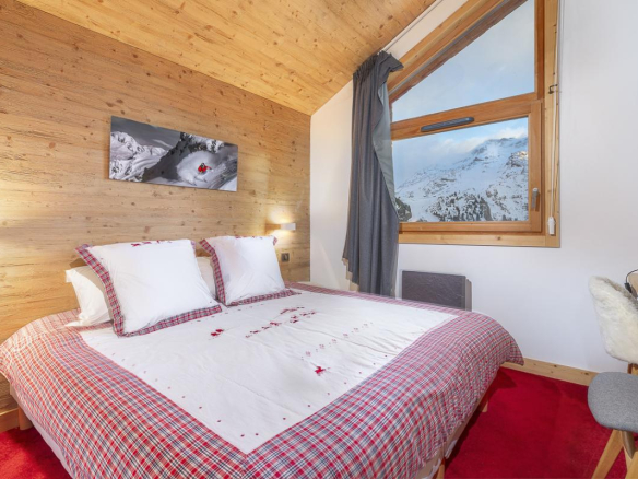 Chambre d'un duplex dans la résidence du Kouria à Avoriaz, avec vue sur les montagnes.