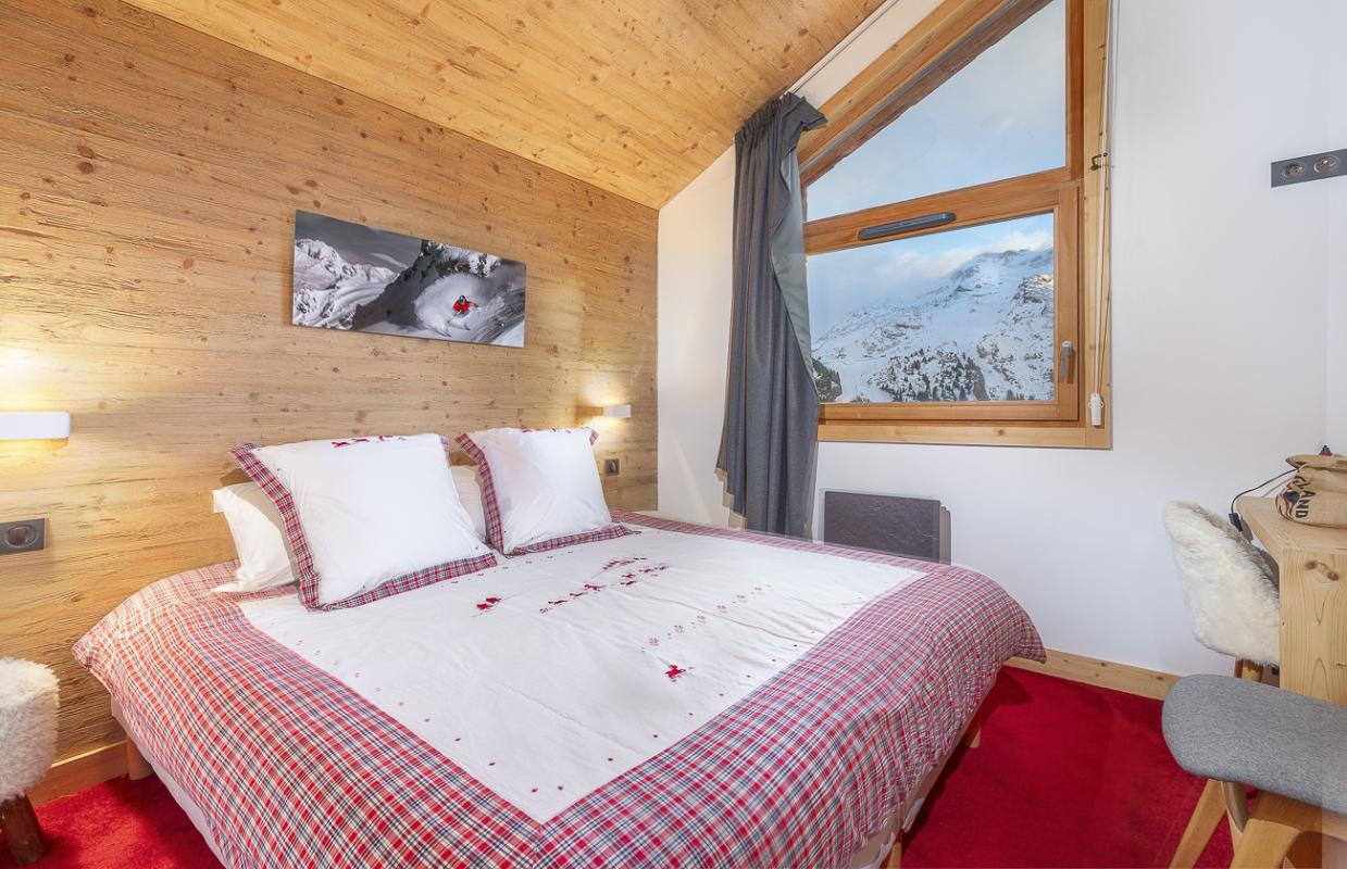 Chambre élégante dans le duplex du Kouria Chambre d'un duplex dans la résidence du Kouria à Avoriaz, avec vue sur les montagnes.
