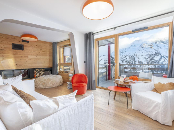 Intérieur d'un duplex élégant avec salon, cheminée et vue sur la montagne à Avoriaz.