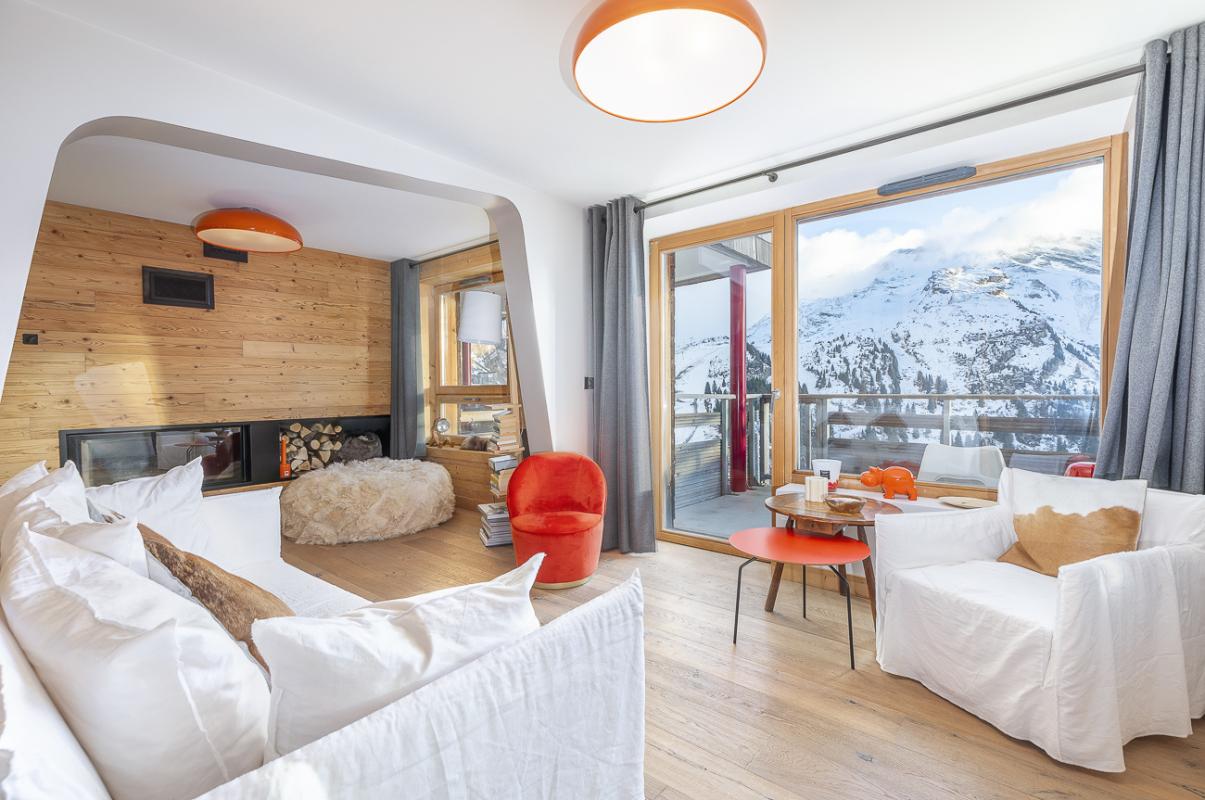 Duplex élégant à Avoriaz Intérieur d'un duplex élégant avec salon, cheminée et vue sur la montagne à Avoriaz.