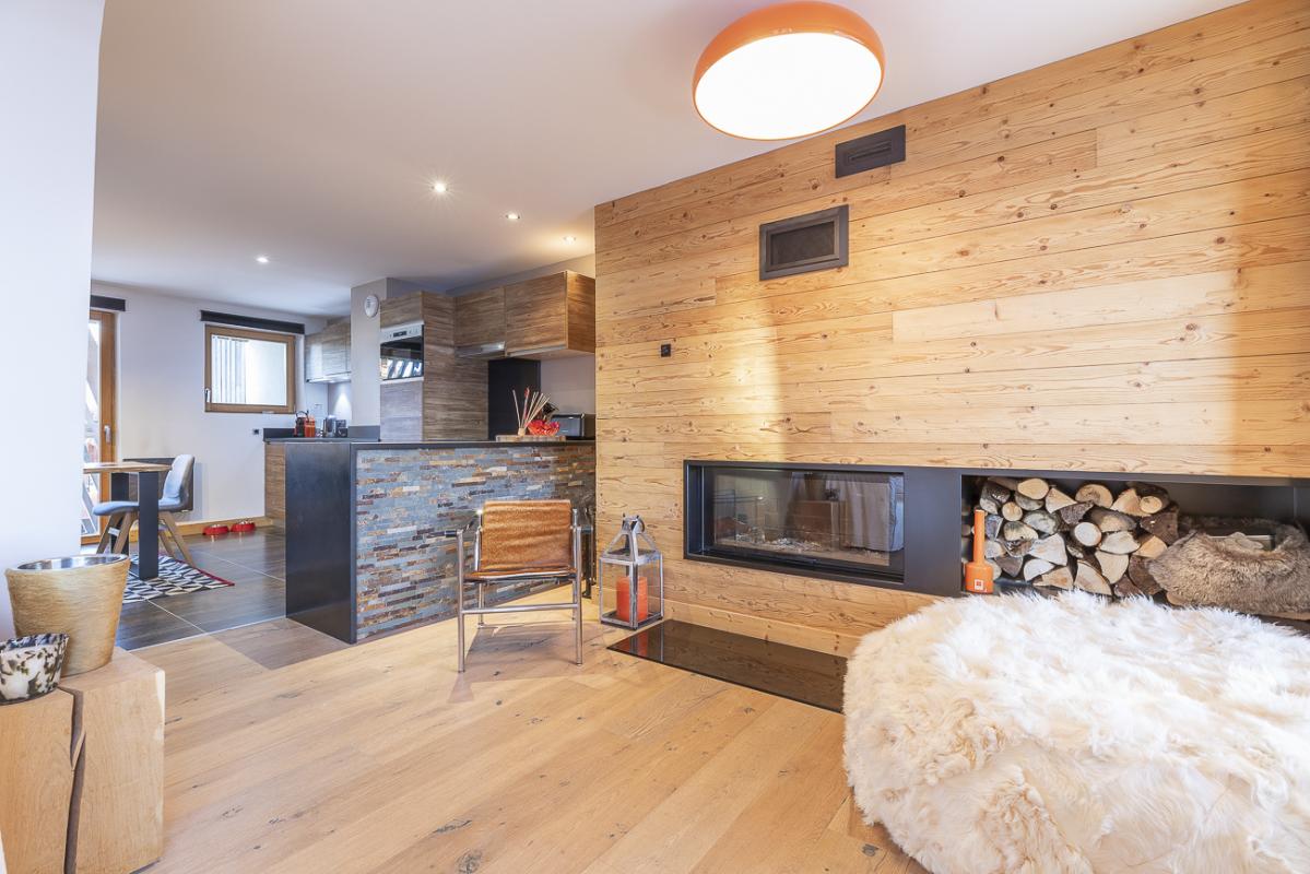 Intérieur duplex résidence du Kouria Intérieur d'un duplex élégant avec cheminée et cuisine ouverte, résidence du Kouria à Avoriaz.