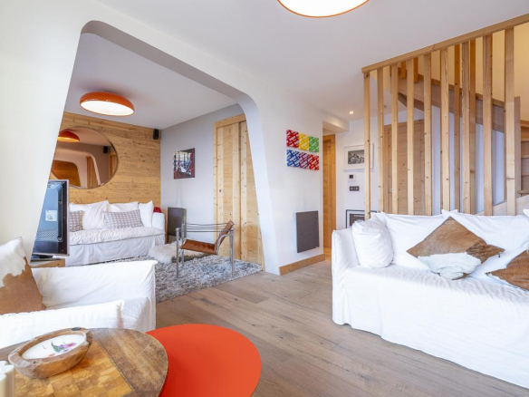 Intérieur d'un duplex élégant avec salon, escalier et décoration moderne.