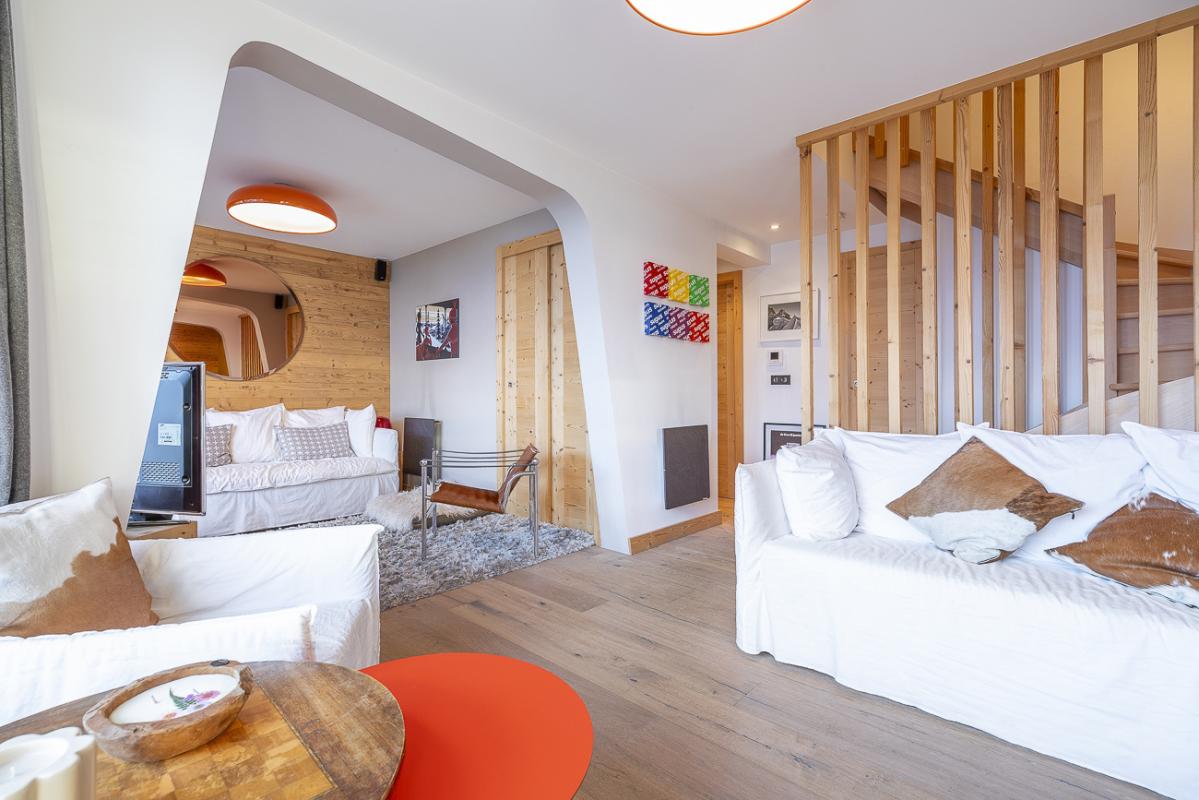 Duplex élégant dans la résidence du Kouria Intérieur d'un duplex élégant avec salon, escalier et décoration moderne.