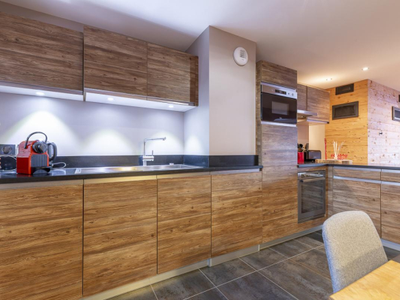 Cuisine moderne en bois dans un duplex à la résidence du Kouria à Avoriaz.