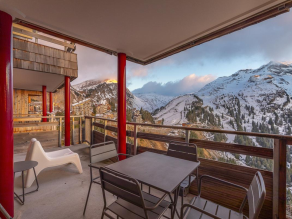Terrasse d'un duplex avec vue sur les montagnes enneigées à Avoriaz.