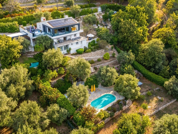 Vue aérienne d'une villa moderne avec piscine et jardin paysager à Gattières, France.