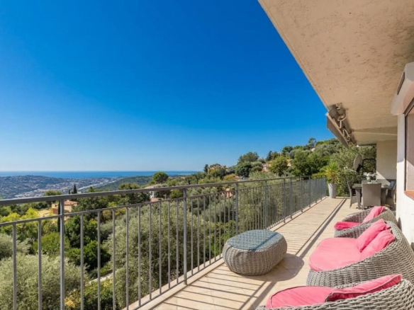 Terrasse d'une villa à Gattières avec vue panoramique sur la mer et les montagnes.