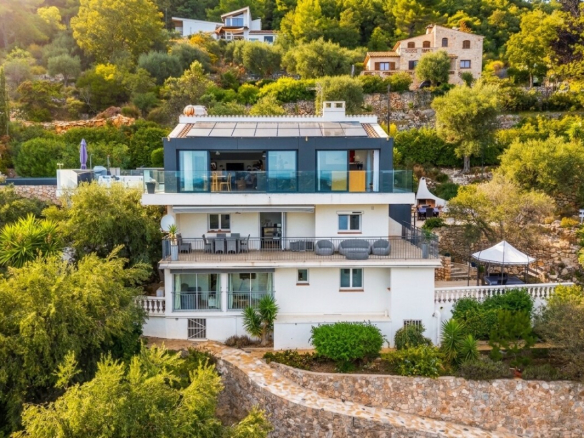Villa moderne avec vue panoramique sur la mer et les montagnes à Gattières, entourée de verdure.