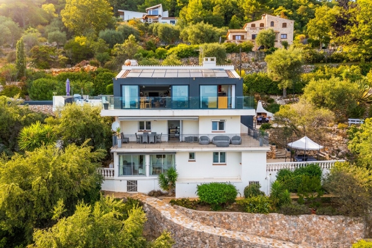 Propriété d’exception à Gattières Villa moderne avec vue panoramique sur la mer et les montagnes à Gattières, entourée de verdure.