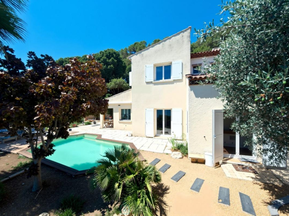 Villa avec piscine et jardin paysagé à Istres, vue sur l'étang.