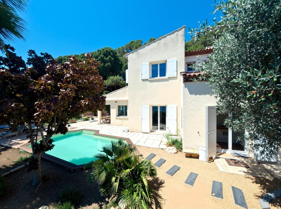 Villa d’exception à Istres Villa avec piscine et jardin paysagé à Istres, vue sur l'étang.