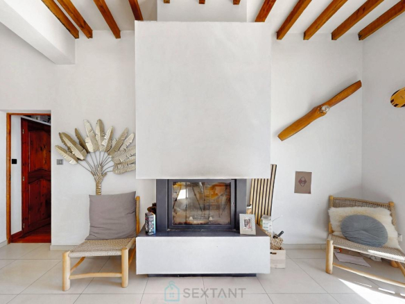 Intérieur d'une villa moderne avec cheminée et décoration minimaliste.