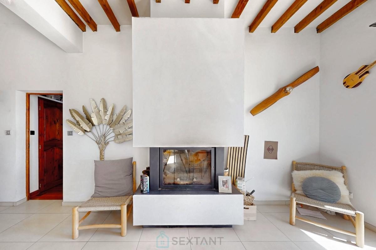 Intérieur d’une villa à Istres Intérieur d'une villa moderne avec cheminée et décoration minimaliste.