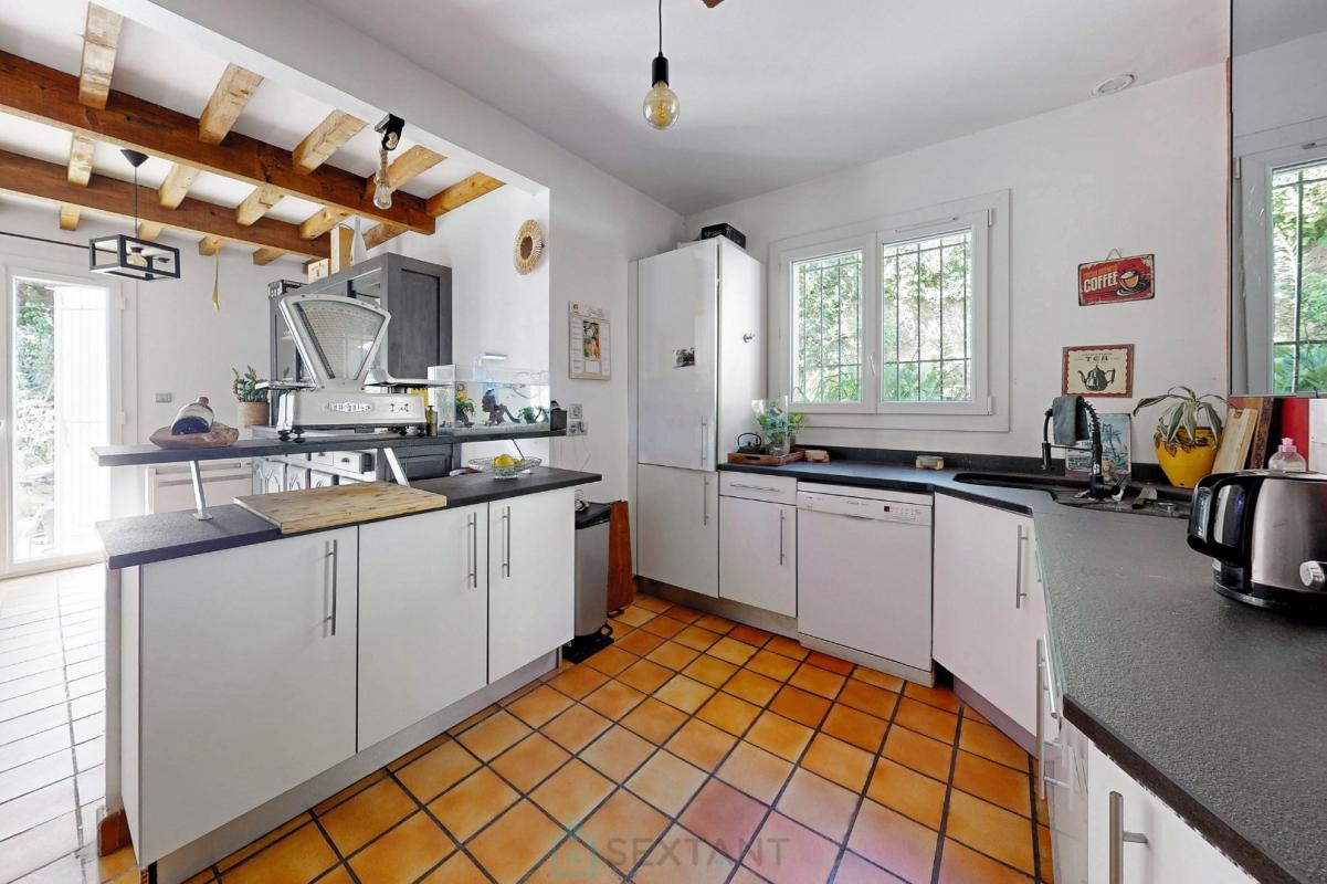 Cuisine de villa à Istres Cuisine moderne dans une villa à Istres avec carrelage en terre cuite et meubles blancs.