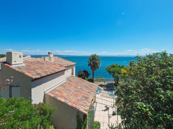 Villa avec vue sur l'étang, jardin paysagé, ciel bleu à Istres.
