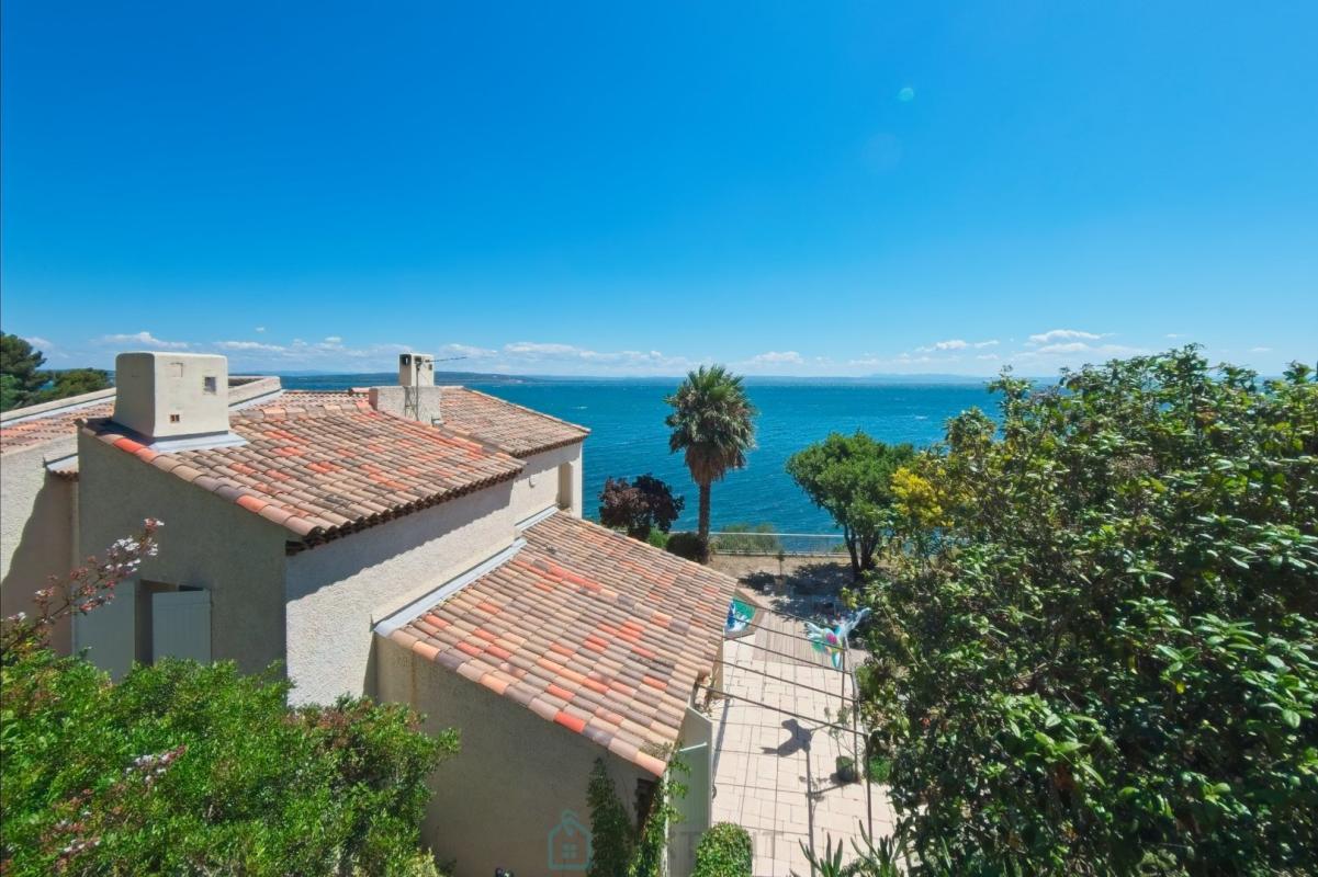Villa d’exception à Istres Villa avec vue sur l'étang, jardin paysagé, ciel bleu à Istres.