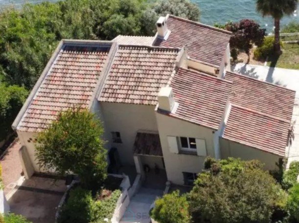 Villa d’exception à Istres Vue aérienne d'une villa avec toiture en tuiles, entourée de verdure et proche d'un étang à Istres.