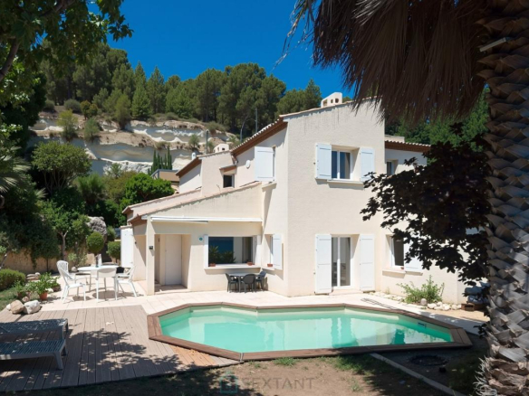 Villa avec piscine et jardin paysagé à Istres, vue panoramique sur l'étang.