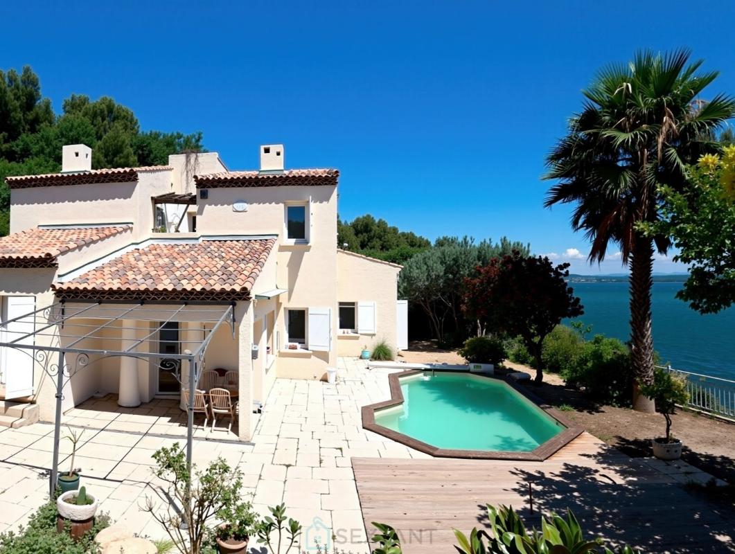 Villa d’exception à Istres Villa avec piscine et vue sur l'étang, Port des Heures Claires à Istres.