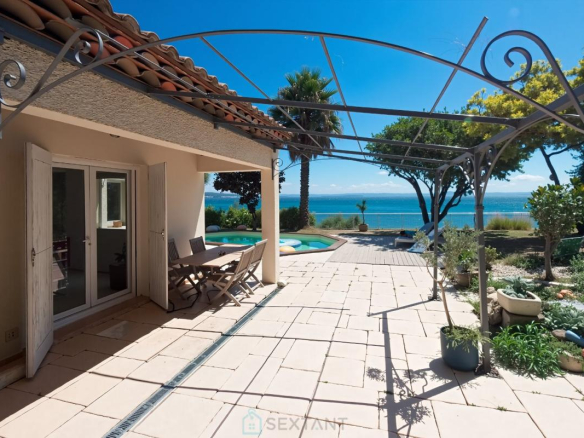 Terrasse d'une villa avec vue sur l'étang, piscine et jardin à Istres.